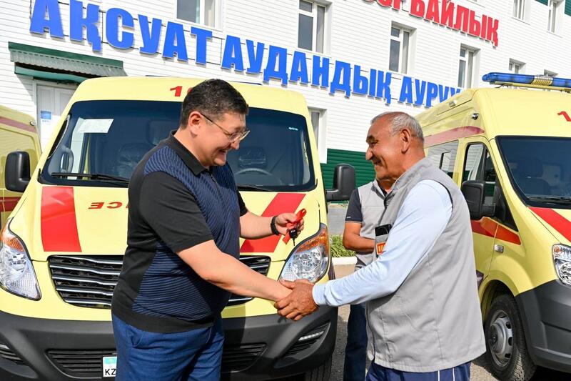 Аксуатская районная больница получила новые медицинские автомобили
