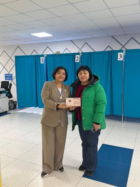 Референдум-2026: на избирательных участках Астаны вручают подарки первым проголосовавшим жителям