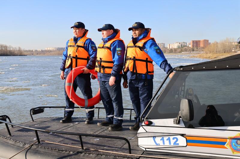 Спасатели МЧС усиливают безопасность на Иртыше