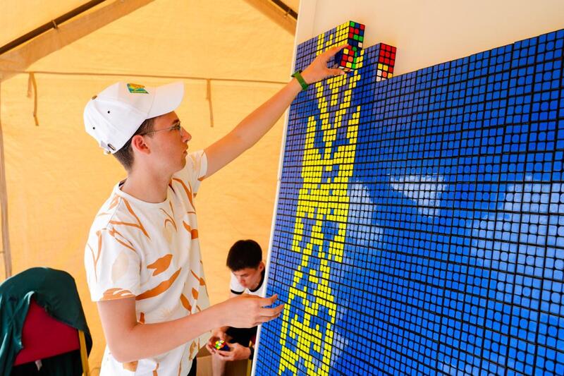 Изображение Флага Казахстана из 3 тысяч кубиков Рубика собрали в Астане