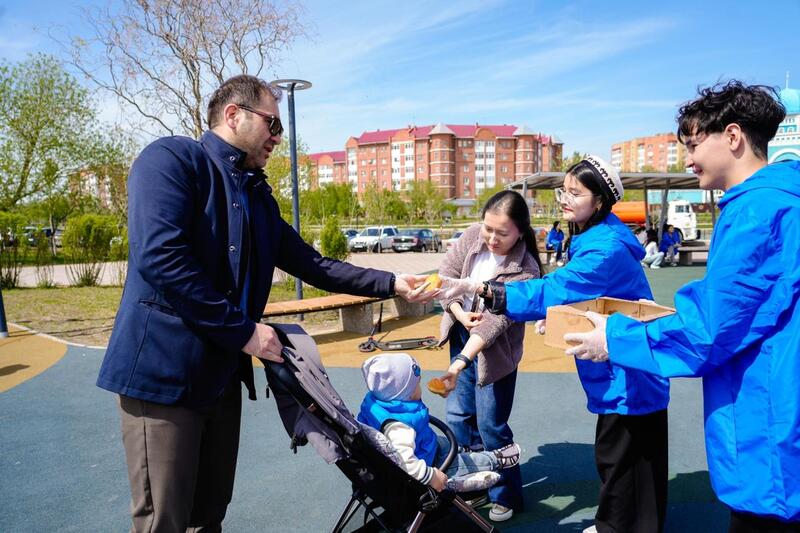 15 кило счастья: В Астане прошла необычная акция ко Дню единства