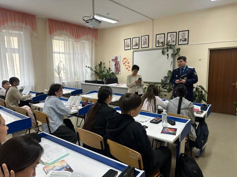 «Закон и порядок»: лекцию по предупреждению правонарушений среди подростков провели в столичной школе