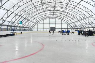 В районе Шал акына аграрий построил хоккейный корт
