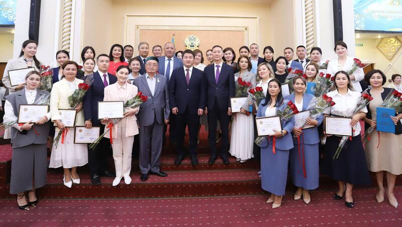 В Мангистау ко Дню государственных служащих наградили лучших представителей отрасли