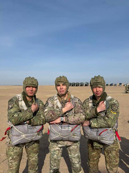 Курсанты военного института впервые выполнили учебные прыжки с парашютом