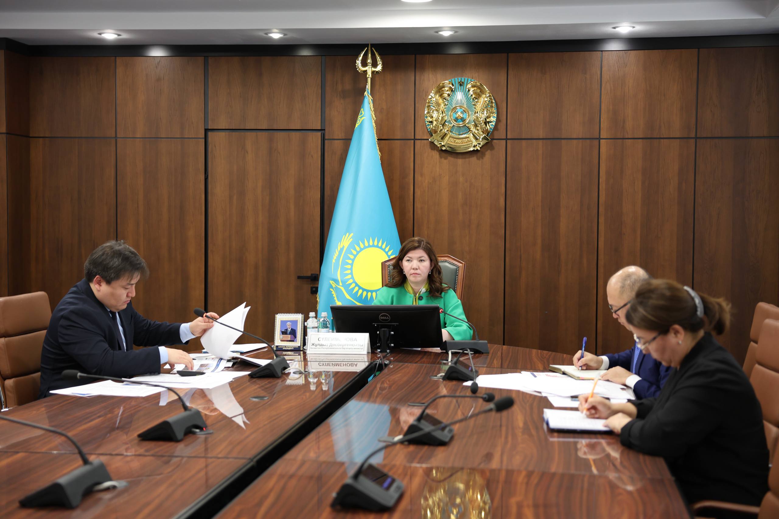 Жұлдыз Сүлейменова провела совещание по подготовке школ к новому учебному году