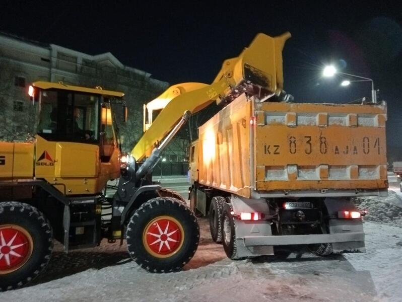 Около двух тысяч единиц спецтехники заняты в уборке снега в Астане