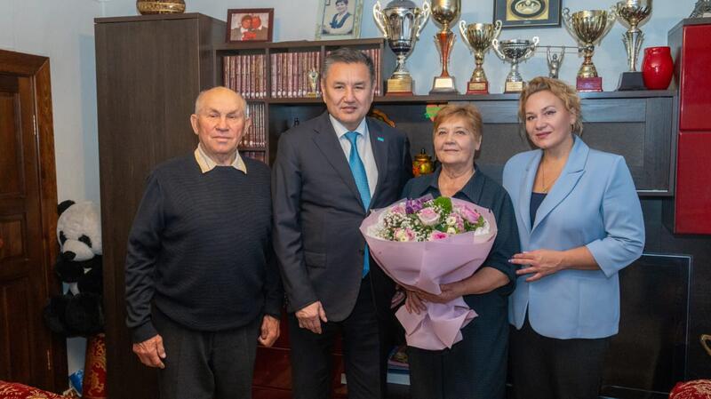 Аким ВКО побывал в гостях у ветерана труда Василия Ахаева