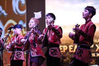 В Актобе молодые жыршы в течение суток исполняют героический эпос