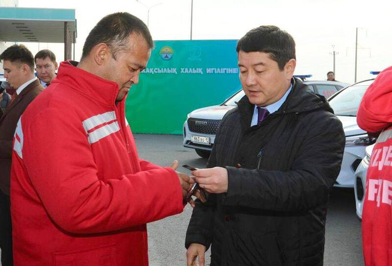 В Мангистауской области медицинским учреждениям передали новые санитарные автомобили