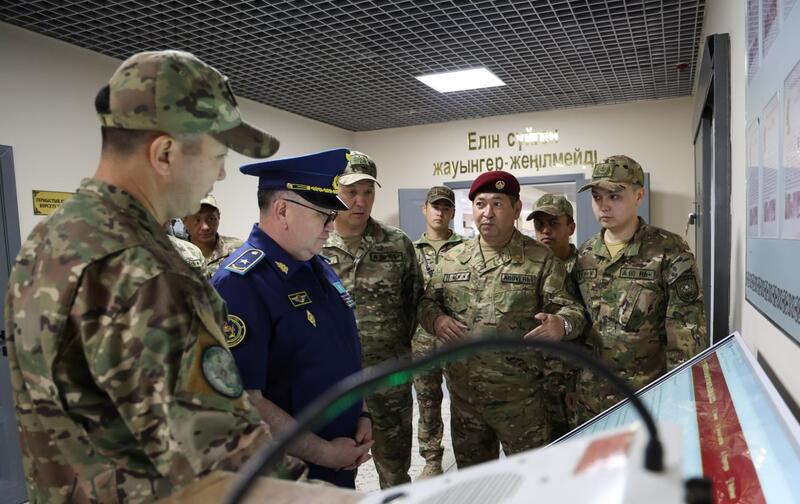 В Астане заместитель министра обороны посетил воинские части