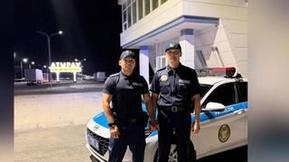 Полицейские помогли экстренно доставить близнецов в больницу в Атырауской области