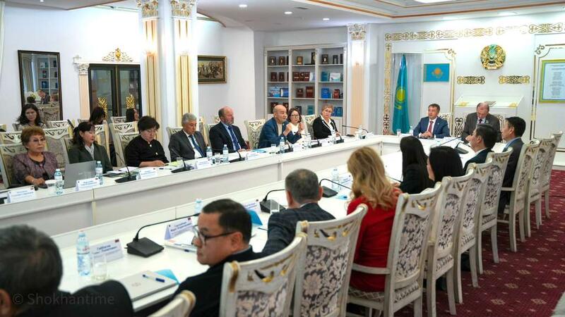 Институт законодательства и правовой информации провел круглый стол на тему «Реализация приоритетных задач по совершенствованию нормотворчества и правового информирования населения в контексте Послания Президента Республики Казахстан»