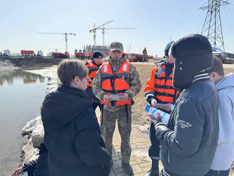 Спасатели МЧС Казахстана обеспечивают безопасность на воде