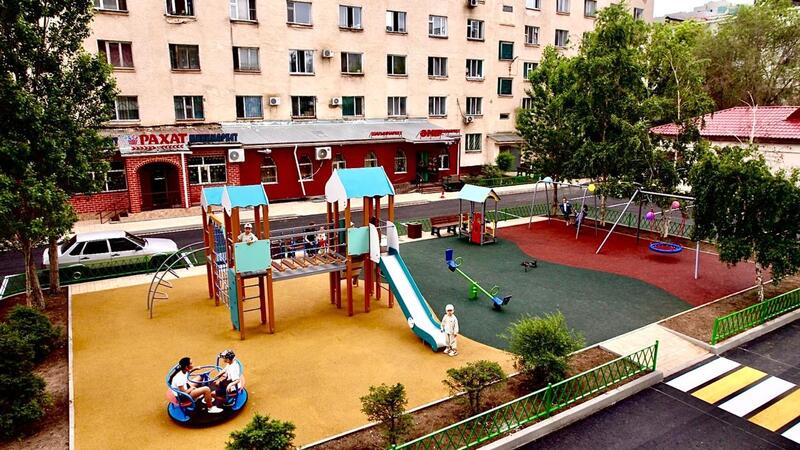 В день защиты детей 10 новых дворов открыли в столичном районе Байконыр