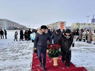 В центре области Ұлытау состоялась церемония возложения цветов к монументу 