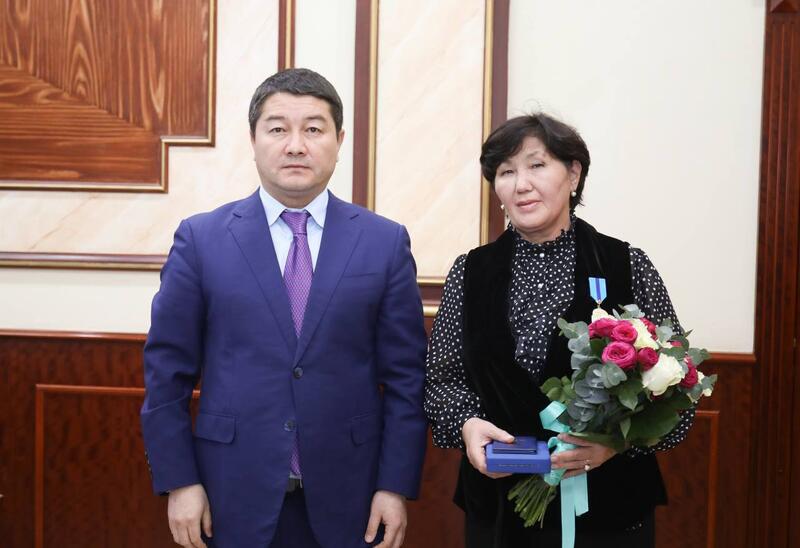 Нурдаулет Килыбай вручил государственные награды людям труда