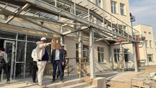 Заместитель акима Алматы проверил строительство школ, детсадов и поликлиники в Наурызбайском районе