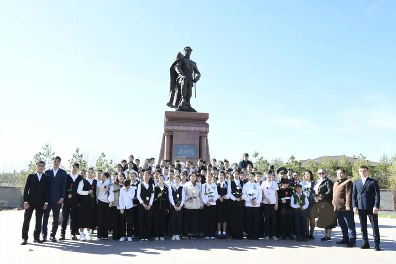 В Астане школьники возложили цветы к памятнику Бауыржана Момышулы