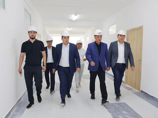 Ербол Карашукеев проверил ход строительства социальных и инфраструктурных объектов в Таразе