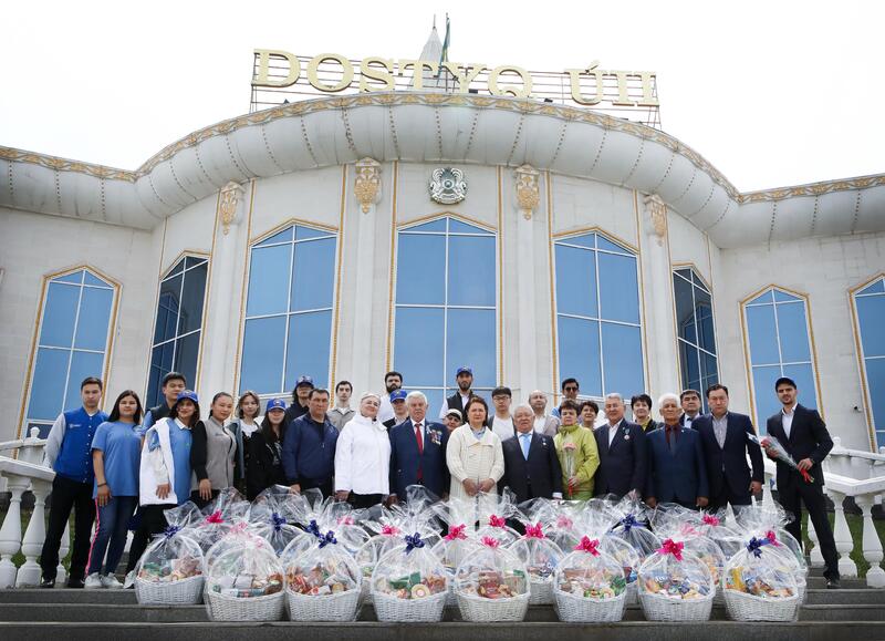 В Астане прошла акция «Эстафета добра» ко Дню Победы: ветеранам вручили подарки