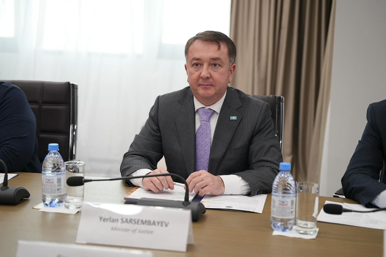 Министр юстиции Ерлан Сарсембаев встретился с Джерен Гюрес — Главой офиса «ООН-женщины»