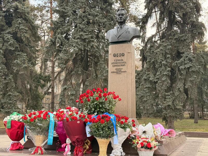 В Алматы состоялась церемония возложения цветов к памятнику Динмухамеда Кунаева в честь 114-летия со дня его рождения