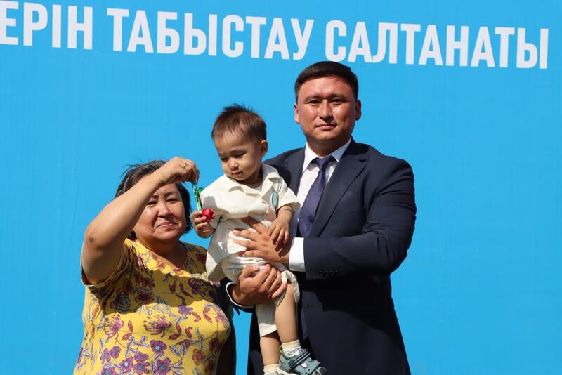 В ОБЛАСТИ ҰЛЫТАУ ЕЩЁ 30 СЕМЕЙ ПОЛУЧИЛИ НОВОЕ ЖИЛЬЁ