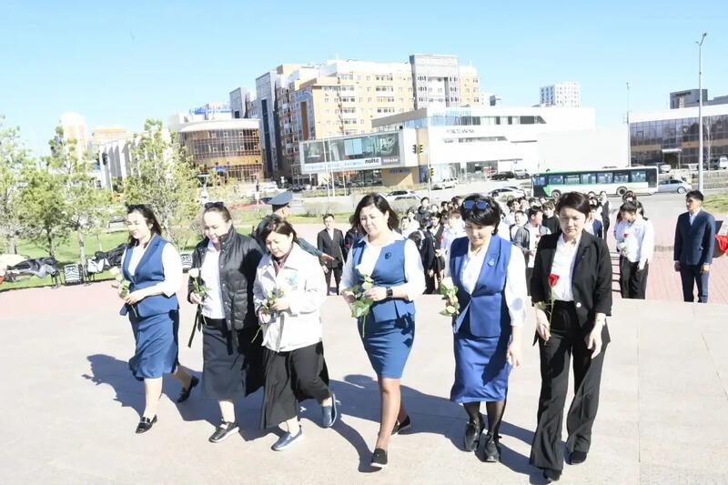 В Астане школьники возложили цветы к памятнику Бауыржана Момышулы