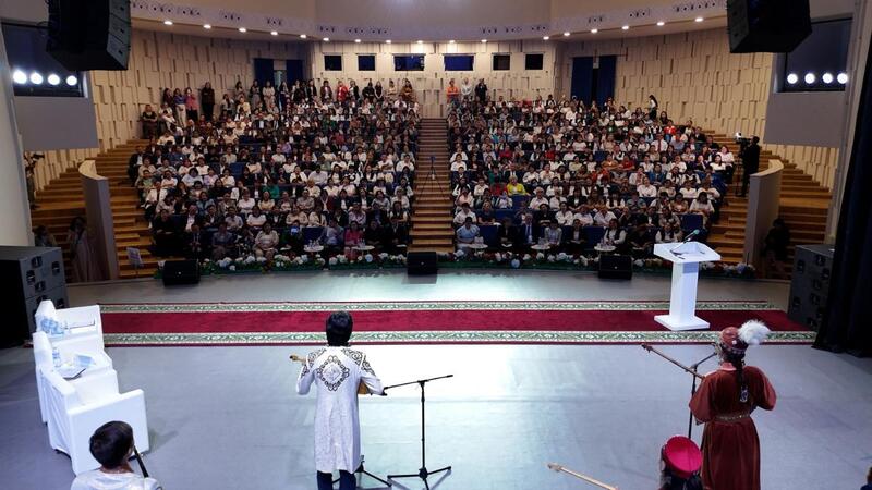 В Астане сотни педагогов исполнили песню Абая «Желсіз түнде жарық-ай»