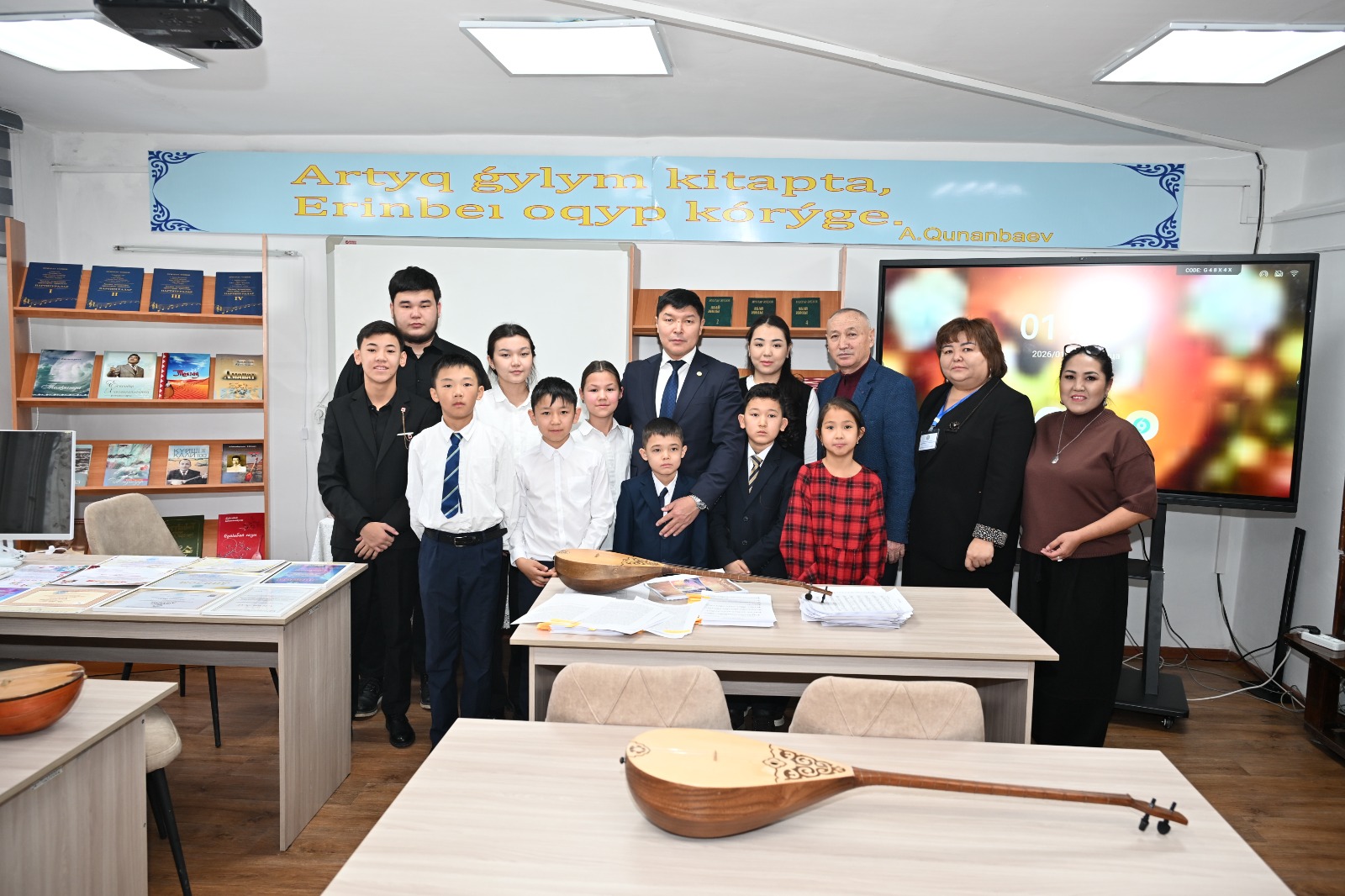 Аким города Ернат Бәзіл встретился с коллективом музыкального колледжа имени К. Байсеитова