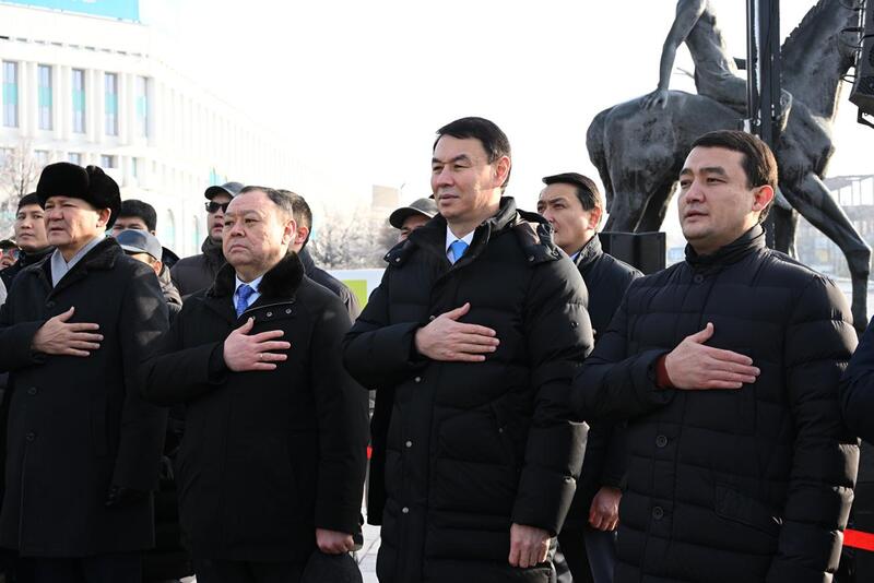 Аким Алматы возложил цветы к монументу «Тәуелсіздік»