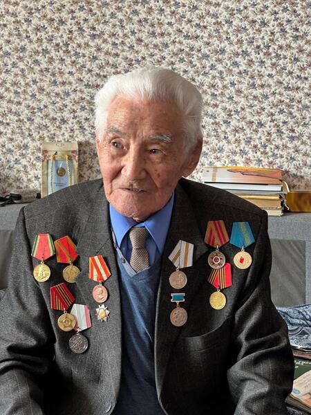 Труженику тыла Теңдік Изақову принесли извинения и выразили благодарность за многолетний труд