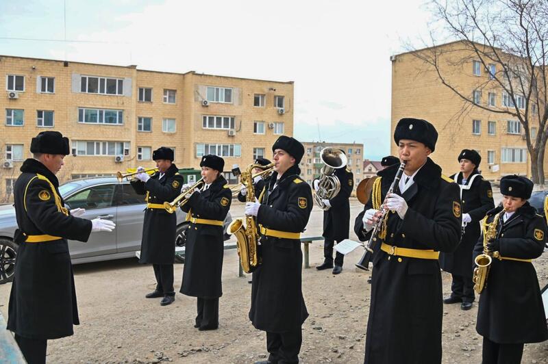 В Актау военные моряки поздравили ветерана войны с днем рождения