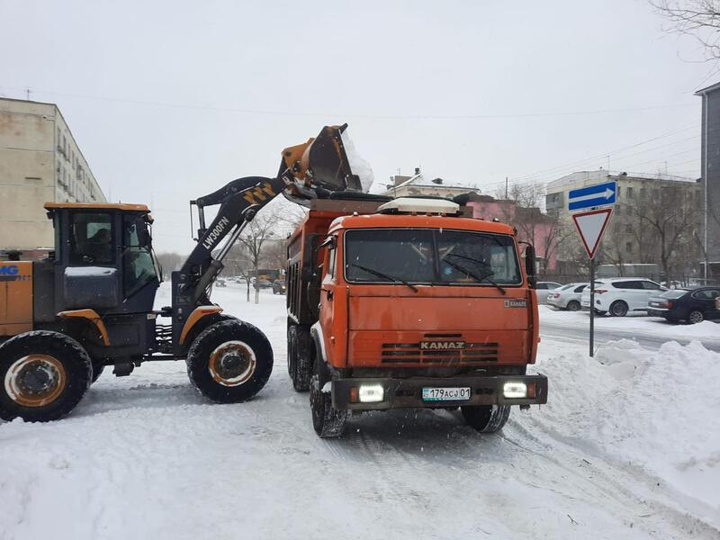 В работе по уборке снега в Астане задействованы тысячи дорожных рабочих
