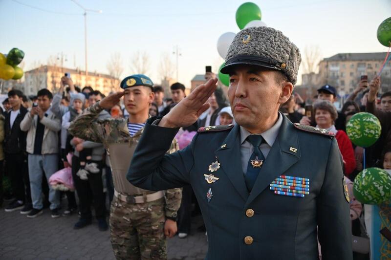 Исполнили долг перед Родиной: в Астане близкие торжественно встретили солдат