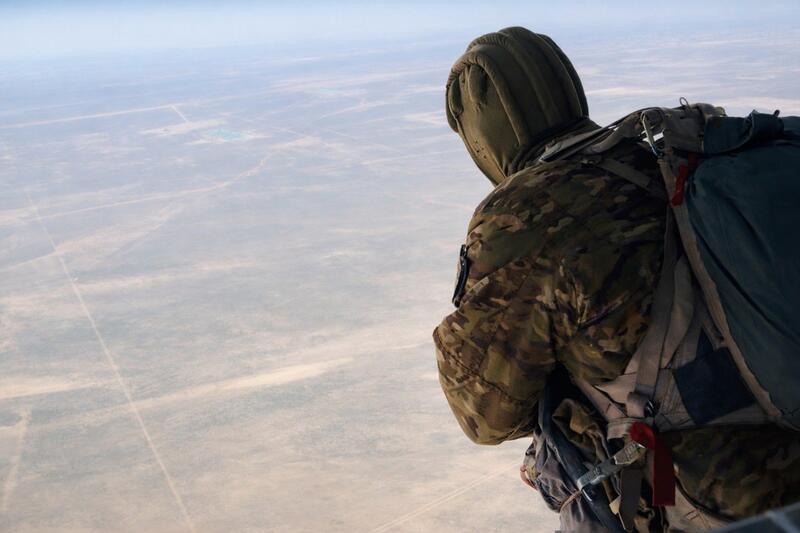 Курсанты военного института впервые выполнили учебные прыжки с парашютом