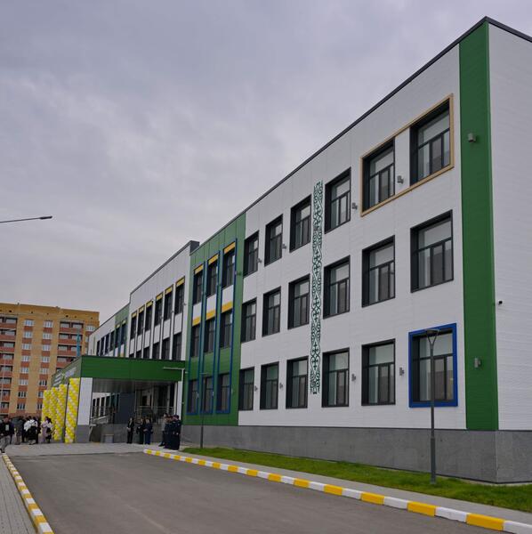 В Павлодаре сегодня произошло по-настоящему знаковое событие — в микрорайоне «Достык» открылась первая в регионе школа будущего, построенная в рамках национального проекта «Келешек мектептері»