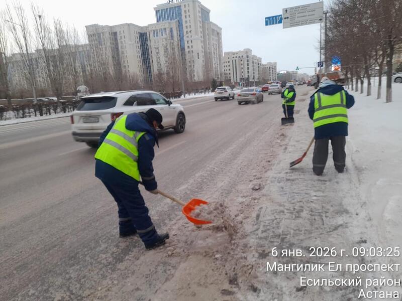 В Астане для очистки города от снега задействовано более 1 800 единиц спецтехники