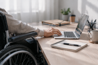 На ЭБТ опубликован перечень работодателей, предоставляющих рабочие места для ЛСИ