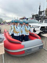 В Актюбе ко Дню защиты детей спасатели провели выставку техники и акцию по безопасности