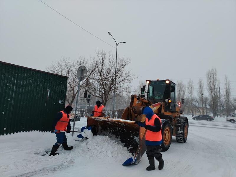 Около двух тысяч единиц спецтехники вывели на уборку снега в Астане