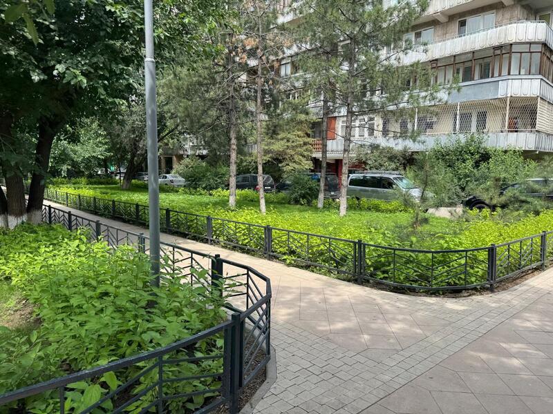 В Алмалинском районе Алматы благоустраивают четыре пешеходные зоны и сквер перед ТЮЗом
