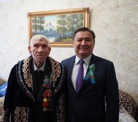 Марат Ахметжанов поздравил с Днем Победы ветерана войны Арсентия Щудляка