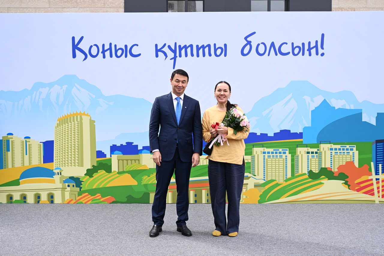 Аким Алматы Дархан Сатыбалды вручил ключи от квартир новоселам