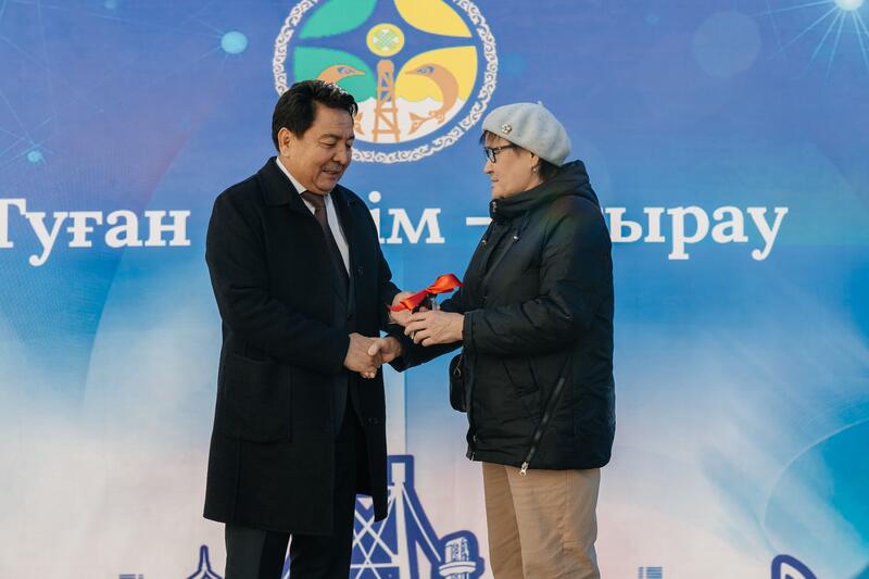 В Атырау в честь Дня города жителям аварийных домов вручили ключи от новых квартир