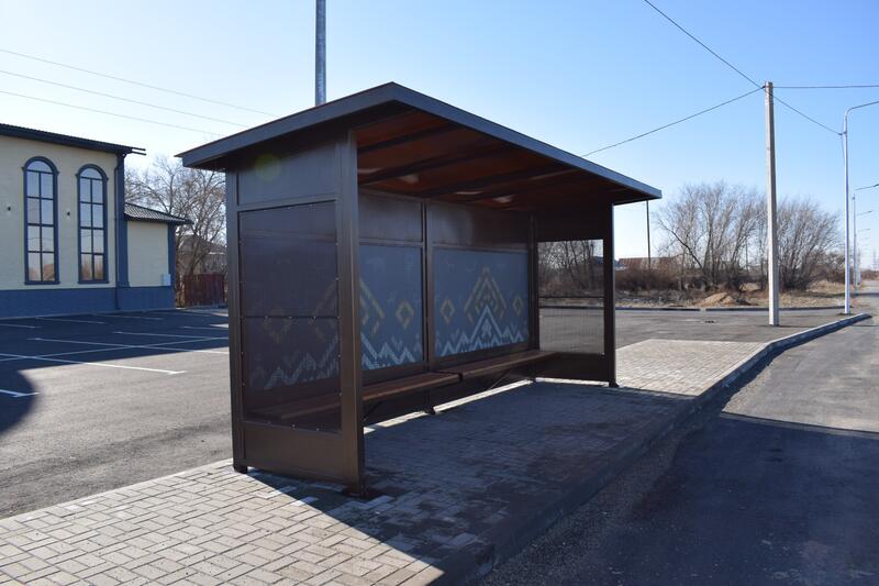 В Талдыкоргане устанавливают новые остановки в национальном стиле