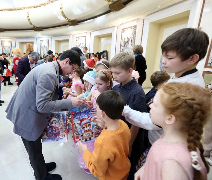 В Алматы новогодняя ёлка подарила праздник 400 воспитанникам соцучреждений