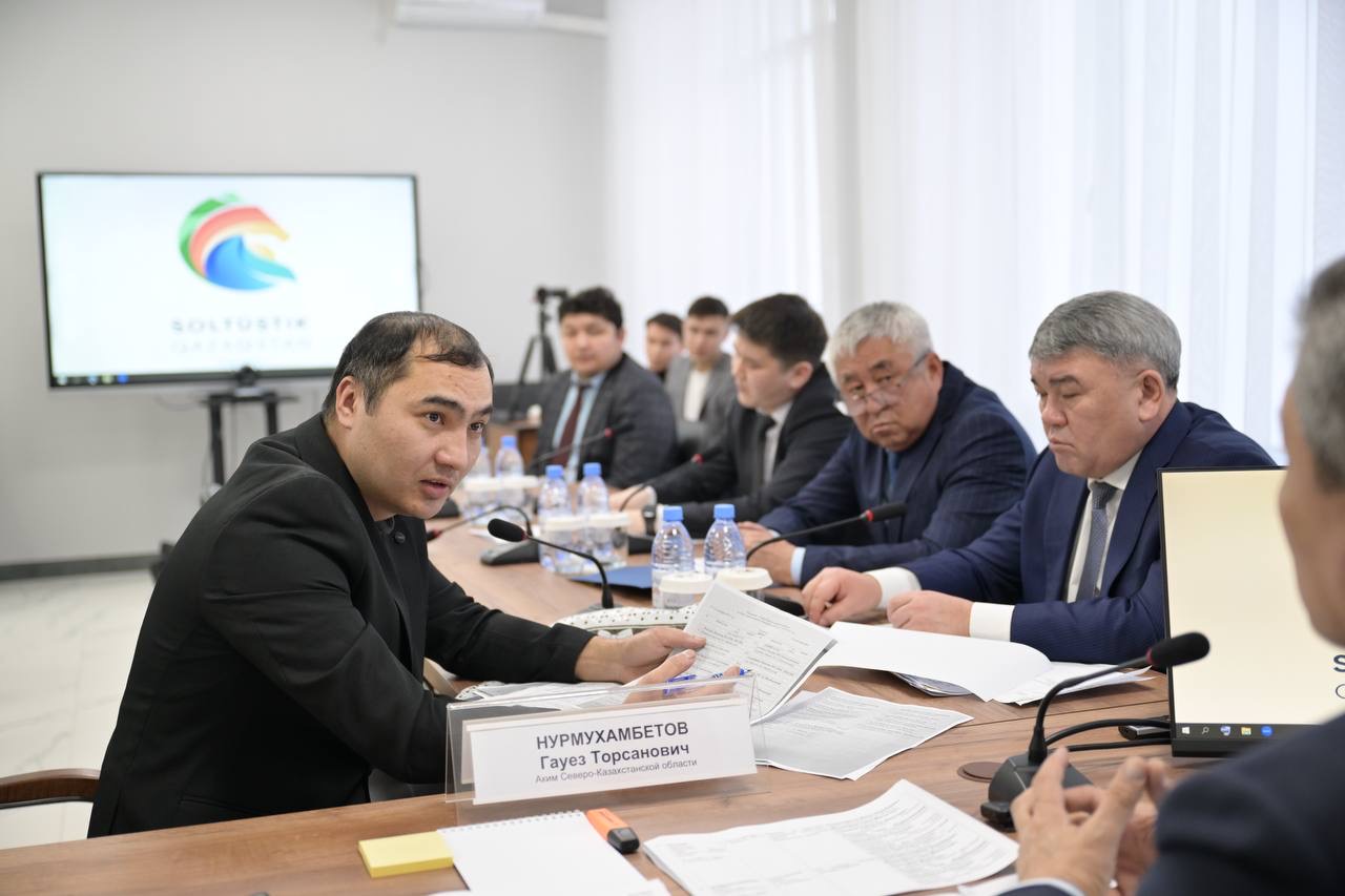 Аким области выслушал обращения граждан на личном приеме