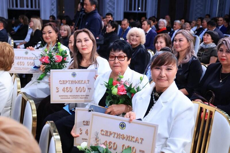 Лучших работников образования наградили в Карагандинской области